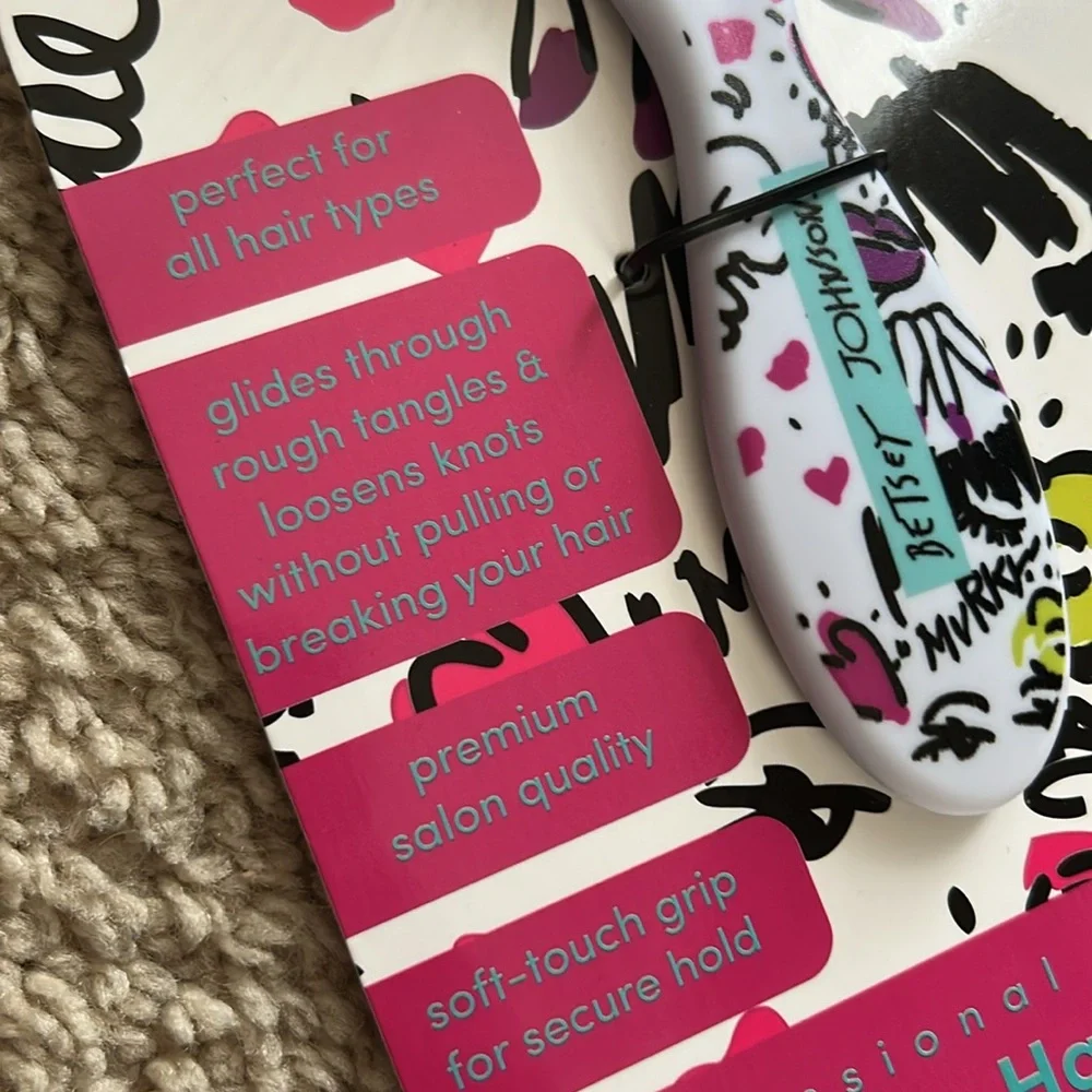 Betsey Johnson Wet or Dry Hair Detangler Brush NEW